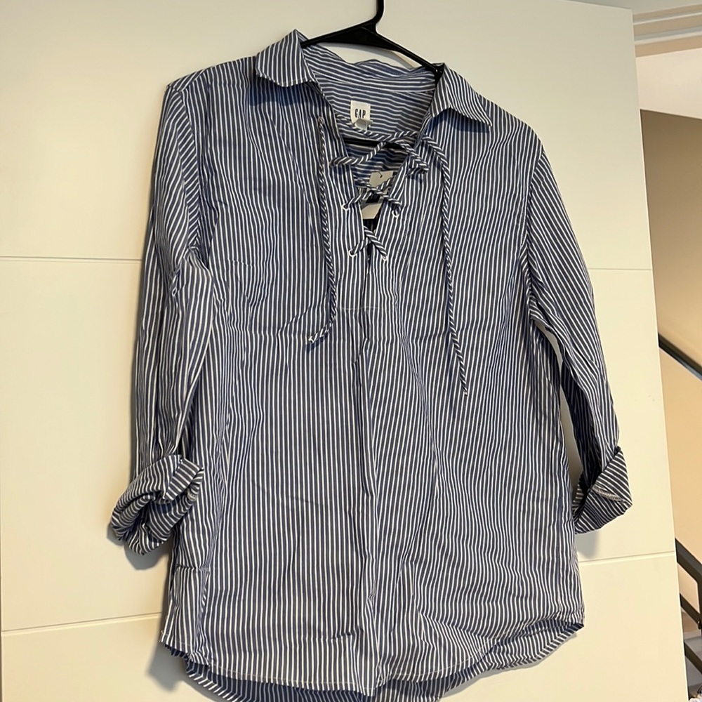 Collared gap top